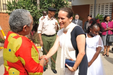 Princess Zahra Aga Khan welcomes HE Margaret Kenyatta, First Lady of the Republic of Kenya, to the launch of the cardiology prog